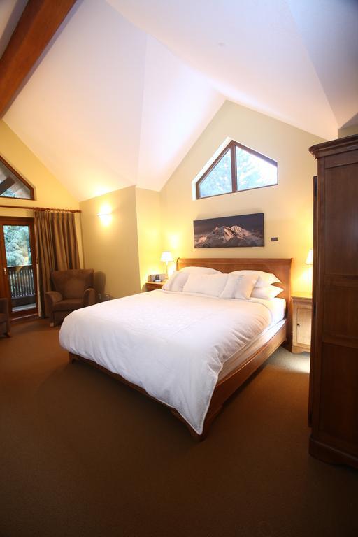 Whistler Alpine Chalet Retreat & Wellness Villa Exterior photo