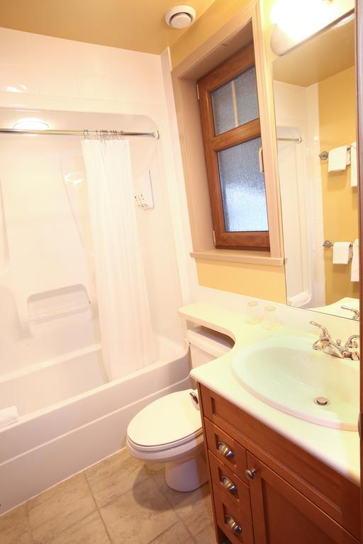 Whistler Alpine Chalet Retreat & Wellness Villa Room photo
