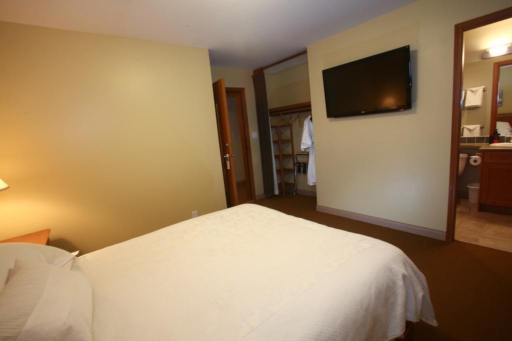 Whistler Alpine Chalet Retreat & Wellness Villa Room photo
