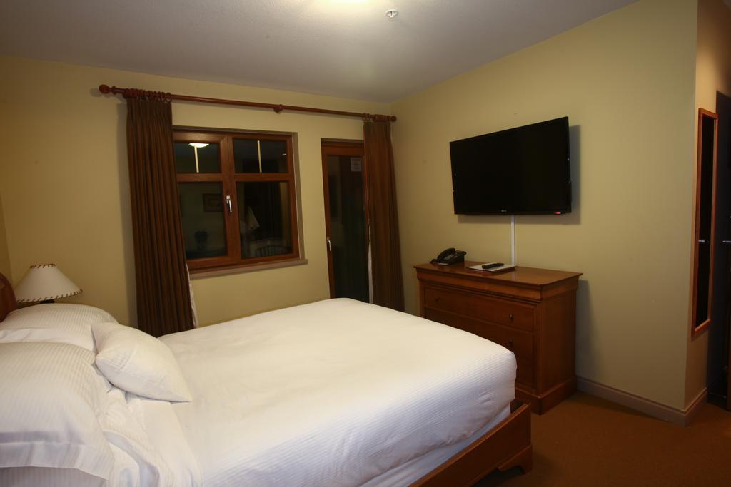 Whistler Alpine Chalet Retreat & Wellness Villa Room photo