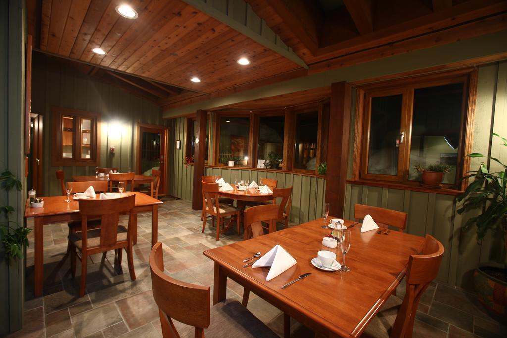 Whistler Alpine Chalet Retreat & Wellness Villa Room photo